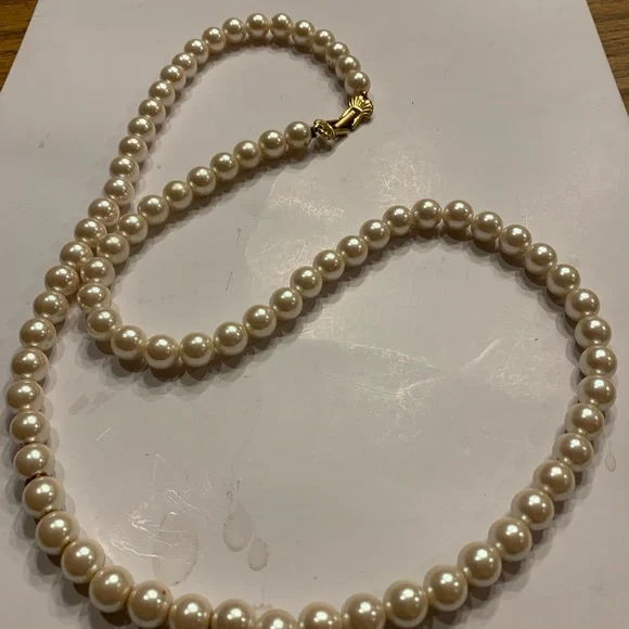 Signed Machelli faux pearl necklace. - Picture 4 of 7